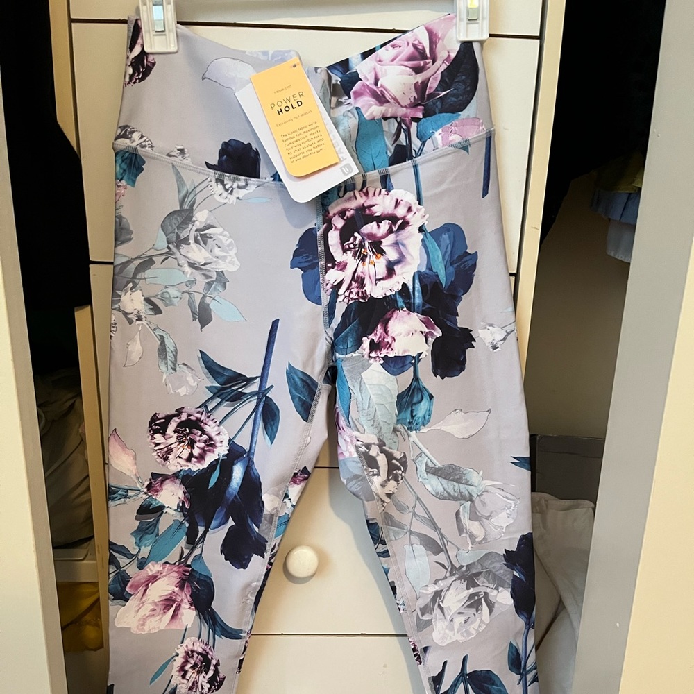 Fabletics flower print leggings size M High Rise capri